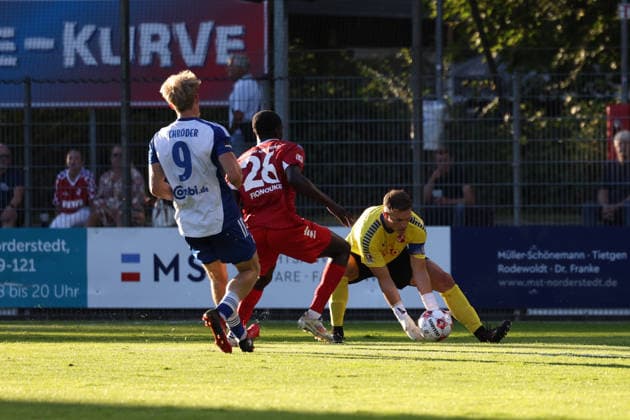 Fußball I Herren I Saison 2026 2027 I Regionalliga Nord I 3.Spieltag I Eintracht Norderstedt - BSV Kickers Emden I 12.08.2026 Theo Schröder (9, BSV Kickers Emden) Komlan Manasse Fionouke (26, FC Eintracht Norderstedt) Lars Huxsohl (1, FC Eintracht Norderstedt) Norderstedt Edmund Plambeck Stadion Schleswig-Holstein Deutschland Copyright: xLobeca RalfxHomburgx