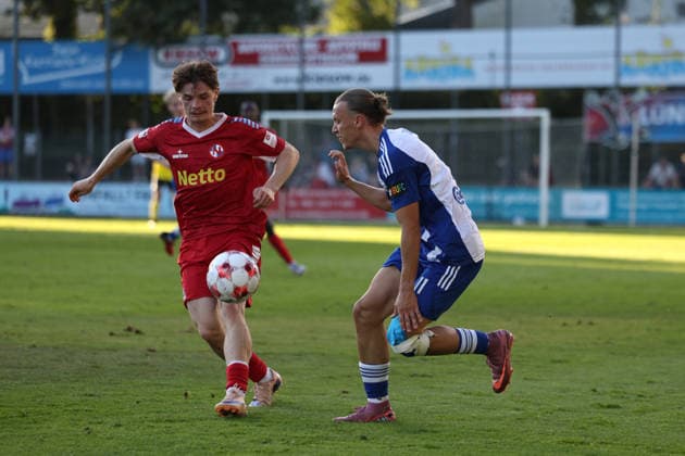 Fußball I Herren I Saison 2026 2027 I Regionalliga Nord I 3.Spieltag I Eintracht Norderstedt - BSV Kickers Emden I 12.08.2026 Leo Bera (22, FC Eintracht Norderstedt) Matti Tjaden (11, BSV Kickers Emden) Norderstedt Edmund Plambeck Stadion Schleswig-Holstein Deutschland Copyright: xLobeca RalfxHomburgx
