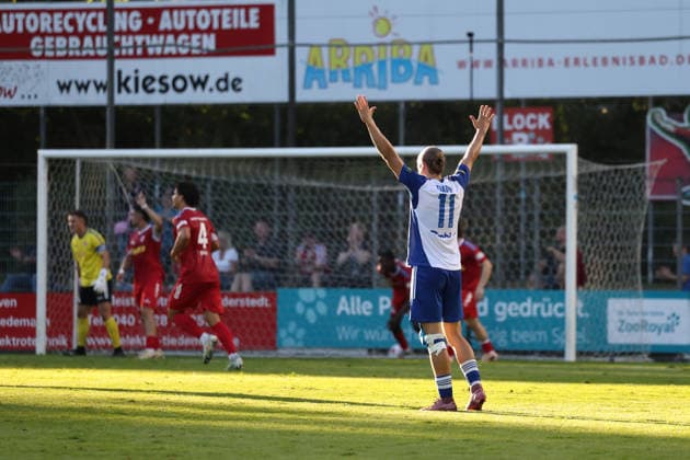 Fußball I Herren I Saison 2026 2027 I Regionalliga Nord I 3.Spieltag I Eintracht Norderstedt - BSV Kickers Emden I 12.08.2026 Matti Tjaden (11, BSV Kickers Emden) jueblt zu früh Norderstedt Edmund Plambeck Stadion Schleswig-Holstein Deutschland Copyright: xLobeca RalfxHomburgx