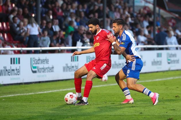 12.08.2026, Fussball, Herren, Regionalliga Nord, 16. Spieltag, FC Eintracht Norderstedt - BSV Kickers Emden Semin Kojic (blau 10 BSV Kickers Emden) im Zweikampf mit Erjanik Ghubasaryan (23 FC Eintracht Norderstedt)