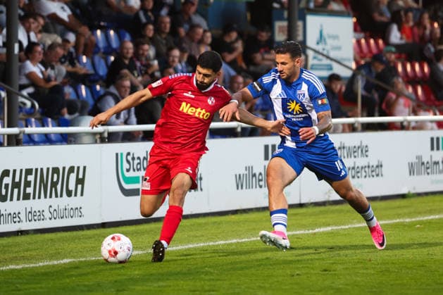 12.08.2026, Fussball, Herren, Regionalliga Nord, 16. Spieltag, FC Eintracht Norderstedt - BSV Kickers Emden Semin Kojic (blau 10 BSV Kickers Emden) im Zweikampf mit Erjanik Ghubasaryan (23 FC Eintracht Norderstedt)