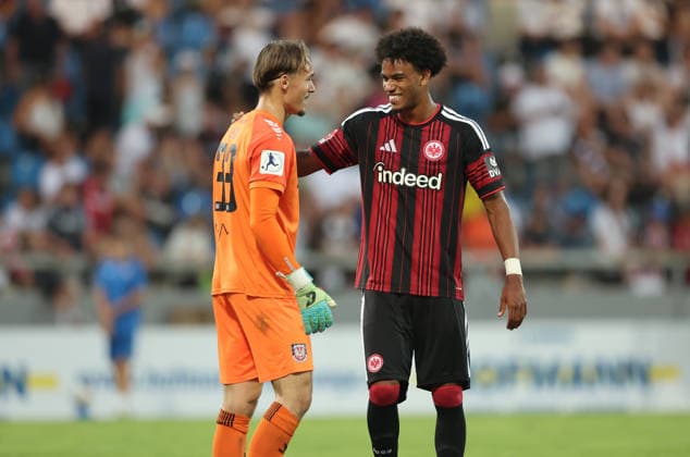 12.08.2026, Fussball Testspiel, FSV Frankfurt - Eintracht Frankfurt, v.l., Torwart Louis Held (FSV Frankfurt), Malik Pimpong (Eintracht Frankfurt) DFL DFB REGULATIONS PROHIBIT ANY USE OF PHOTOGRAPHS AS IMAGE SEQUENCES AND OR QUASI-VIDEO. xdcx Copyright: HMBxMedia Claus