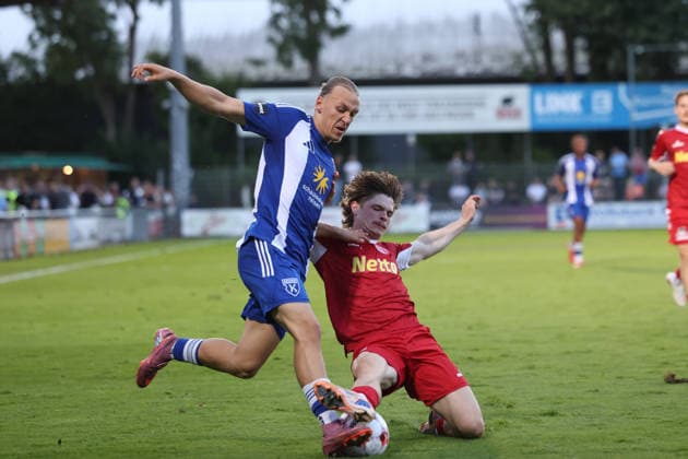 Fußball I Herren I Saison 2026 2027 I Regionalliga Nord I 3.Spieltag I Eintracht Norderstedt - BSV Kickers Emden I 12.08.2026 Matti Tjaden (11, BSV Kickers Emden) Leo Bera (22, FC Eintracht Norderstedt) Norderstedt Edmund Plambeck Stadion Schleswig-Holstein Deutschland Copyright: xLobeca RalfxHomburgx