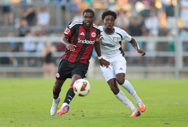 12.08.2026, Fussball Testspiel, FSV Frankfurt - Eintracht Frankfurt, v.l., Niels Nkounkou (Eintracht Frankfurt), Uche Obiogumu (FSV Frankfurt) DFL DFB REGULATIONS PROHIBIT ANY USE OF PHOTOGRAPHS AS IMAGE SEQUENCES AND OR QUASI-VIDEO. xdcx Copyright: HMBxMedia Claus