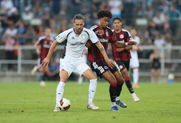 12.08.2026, Fussball Testspiel, FSV Frankfurt - Eintracht Frankfurt, v.l., Lukas Gottwalt (FSV Frankfurt), Malik Pimpong (Eintracht Frankfurt) DFL DFB REGULATIONS PROHIBIT ANY USE OF PHOTOGRAPHS AS IMAGE SEQUENCES AND OR QUASI-VIDEO. xdcx Copyright: HMBxMedia Claus