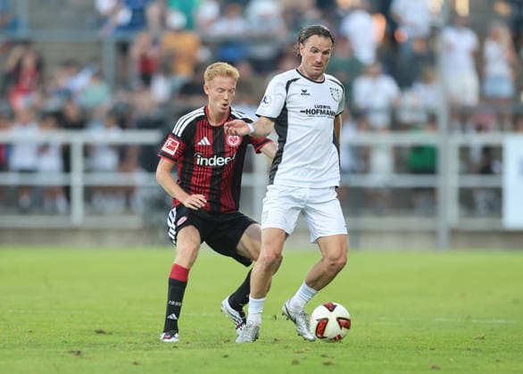 12.08.2026, Fussball Testspiel, FSV Frankfurt - Eintracht Frankfurt, v.l., Hugo Larsson (Eintracht Frankfurt), Cas Peters (FSV Frankfurt) DFL DFB REGULATIONS PROHIBIT ANY USE OF PHOTOGRAPHS AS IMAGE SEQUENCES AND OR QUASI-VIDEO. xdcx Copyright: HMBxMedia Claus