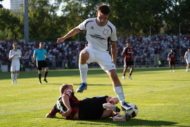 12.08.2026, xhfmx, Fussball Testspiel, FSV Frankfurt - Eintracht Frankfurt v.l. Jonathan Burkardt (Eintracht Frankfurt, 9), Nick Doktorczyk (FSV Frankfurt, 15) (DFL DFB REGULATIONS PROHIBIT ANY USE OF PHOTOGRAPHS as IMAGE SEQUENCES and or QUASI-VIDEO) Frankfurt am Main