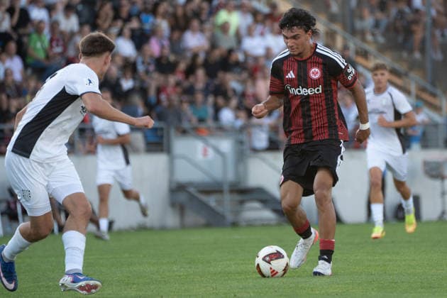 12.08.2026, xhfmx, Fussball Testspiel, FSV Frankfurt - Eintracht Frankfurt v.l. Nick Doktorczyk (FSV Frankfurt, 15). Can Uzun (Eintracht Frankfurt, 42) (DFL DFB REGULATIONS PROHIBIT ANY USE OF PHOTOGRAPHS as IMAGE SEQUENCES and or QUASI-VIDEO) Frankfurt am Main
