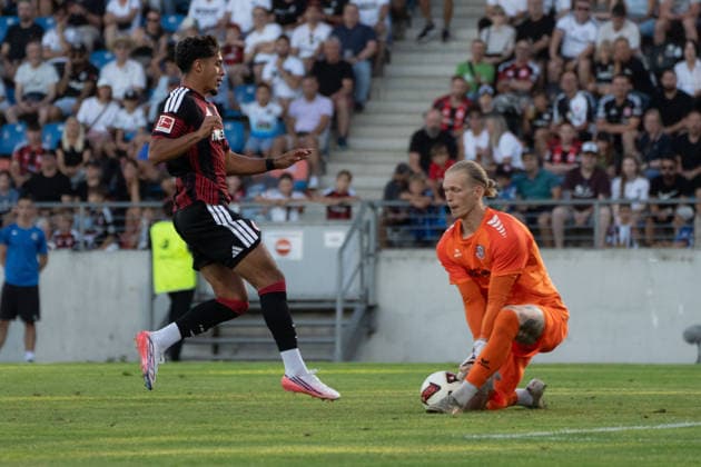 12.08.2026, xhfmx, Fussball Testspiel, FSV Frankfurt - Eintracht Frankfurt v.l. Fares ChaÃ¯bi (Eintracht Frankfurt, 8), scheitert an Lucas Becker (FSV Frankfurt, 1) (DFL DFB REGULATIONS PROHIBIT ANY USE OF PHOTOGRAPHS as IMAGE SEQUENCES and or QUASI-VIDEO) Frankfurt am Main