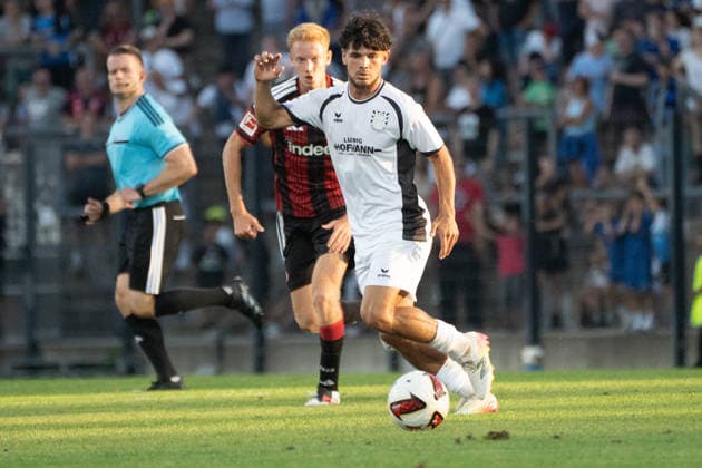 12.08.2026, xhfmx, Fussball Testspiel, FSV Frankfurt - Eintracht Frankfurt v.l. Hugo Larsson (Eintracht Frankfurt, 16), Elias Breir (FSV Frankfurt) (DFL DFB REGULATIONS PROHIBIT ANY USE OF PHOTOGRAPHS as IMAGE SEQUENCES and or QUASI-VIDEO) Frankfurt am Main