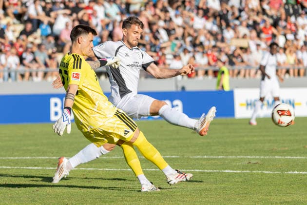 Testspiel: FSV Frankfurt - Eintracht Frankfurt, 12.08.2026 Michael Zetterer (Eintracht Frankfurt 23) schlägt den bal lvor Amar Suljic (FSV Frankfurt 14) weg, FSV Frankfurt - Eintracht Frankfurt, Frankfurt, BBBank Arena, 12.8.2026 Copyright: xBEAUTIFULxSPORTS Gawlikx