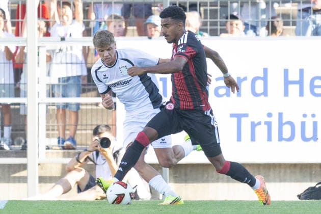 Testspiel: FSV Frankfurt - Eintracht Frankfurt, 12.08.2026 Ansgar Knauff (Eintracht Frankfurt 7) am Ball & Dwayn Meene (FSV Frankfurt 27), FSV Frankfurt - Eintracht Frankfurt, Frankfurt, BBBank Arena, 12.8.2026 Copyright: xBEAUTIFULxSPORTS Gawlikx