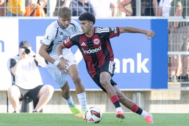 Testspiel: FSV Frankfurt - Eintracht Frankfurt, 12.08.2026 Ayoube Amaimouni-Echghouyab (Eintracht Frankfurt 29) am Ball & Dwayn Meene (FSV Frankfurt 27), FSV Frankfurt - Eintracht Frankfurt, Frankfurt, BBBank Arena, 12.8.2026 Copyright: xBEAUTIFULxSPORTS Gawlikx