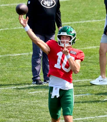 New York Jets quarterback Cade Klubnik (10) participate during a joint practice with the Tampa Bay Buccaneers during training camp at the Atlantic Health Jets Training Center, Florham Park, New Jersey. CSM Florham Park United States - ZUMAc04_ 20260812_zma_c04_057 Copyright: xDuncanxWilliamsx