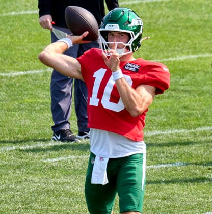 New York Jets quarterback Cade Klubnik (10) participate during a joint practice with the Tampa Bay Buccaneers during training camp at the Atlantic Health Jets Training Center, Florham Park, New Jersey. CSM Florham Park United States - ZUMAc04_ 20260812_zma_c04_060 Copyright: xDuncanxWilliamsx