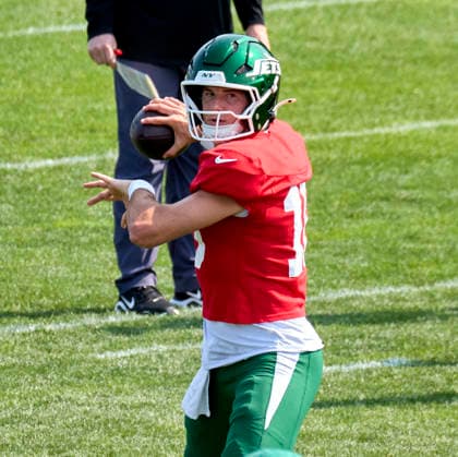 New York Jets quarterback Cade Klubnik (10) participate during a joint practice with the Tampa Bay Buccaneers during training camp at the Atlantic Health Jets Training Center, Florham Park, New Jersey. CSM NFL, American Football Herren, USA 2026: NY Jets Training Camp AUG 12  - ZUMAc04_ 20260812_zma_c04_059 Copyright: xDuncanxWilliamsx