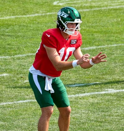 New York Jets quarterback Cade Klubnik (10) participate during a joint practice with the Tampa Bay Buccaneers during training camp at the Atlantic Health Jets Training Center, Florham Park, New Jersey. CSM NFL, American Football Herren, USA 2026: NY Jets Training Camp AUG 12  - ZUMAc04_ 20260812_zma_c04_069 Copyright: xDuncanxWilliamsx