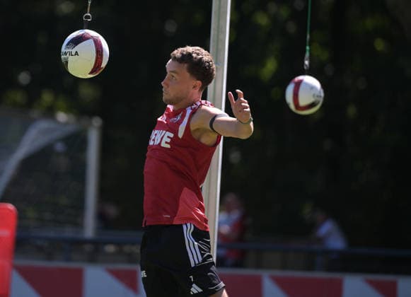 13.08.2026, xophax, Fussball 1.Bundesliga, 1.FC Koeln Training am Geissbockheim. Luca Waldschmidt ( 1. FC Köln ) am Kopfball-Pendel. Kitzbühel