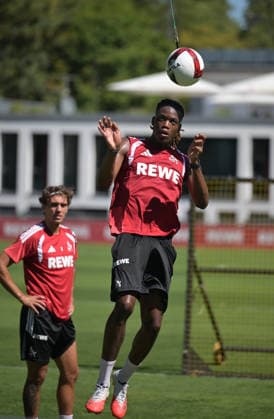 13.08.2026, xophax, Fussball 1.Bundesliga, 1.FC Koeln Training am Geissbockheim. Elias Bakatukanda ( 1.FC Köln ) am Kopfball-Pendel . Kitzbühel