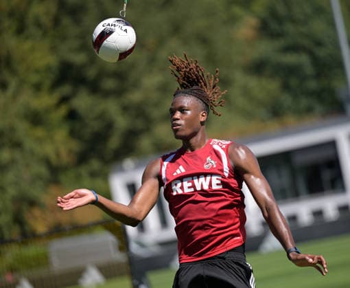 13.08.2026, xophax, Fussball 1.Bundesliga, 1.FC Koeln Training am Geissbockheim. Elias Bakatukanda ( 1.FC Köln ) am Kopfball-Pendel . Kitzbühel
