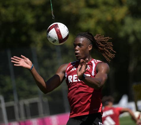 13.08.2026, xophax, Fussball 1.Bundesliga, 1.FC Koeln Training am Geissbockheim. Elias Bakatukanda ( 1.FC Köln ) am Kopfball-Pendel . Kitzbühel