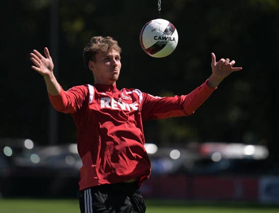 13.08.2026, xophax, Fussball 1.Bundesliga, 1.FC Koeln Training am Geissbockheim. Rav van den Berg ( 1.FC Köln ) am Kopfball-Pendel . Kitzbühel