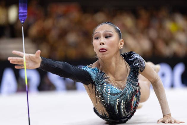 Weltmeisterschaft der Rhythmischen Sportgymnastik Aibota Yertaikyzy (Kasachstan) springt einer ihrer Keulen hinterher, bekommt sie aber erst zu spät zu fassen. Weltmeisterschaft der Rhythmischen Sportgymnastik vom 11. bis zum 16. August in der Festhalle in Frankfurt am Main. Qualifikation Tag 2., Frankfurt am Main Hessen Deutschland Festhalle