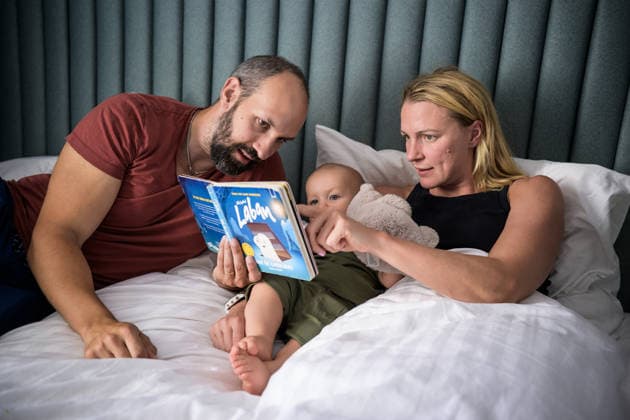 260813 Swedish swimmer Sarah Sjöström and her husband Johan de Jong Skierus with their son Adrian in their hotel room during day 14 of the 2026 European Aquatics Championships on August 13, 2026 in Saint-Denis. Sarah Sjöström is back competing at her first championship after giving birth on August 26, 2025, with an eye on competing at the 2028 Olympic Games, Olympische Spiele, Olympia, OS in Los Angeles, which would be her sixth straight appearance at the Games after making her debut in 2008. Photo: Joel Marklund BILDBYRAN kod JM JM0842 bbeng simning swimming svomming 2026 european aquatics championships em Copyright: JOELxMARKLUND BB260813JM186