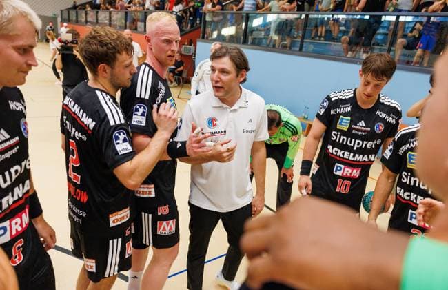 13.08.2026 - Handball - Saison 2026 2027 - Testspiel - Freundschaftsspiel : HC Erlangen HCE - SG BBM Bietigheim - DaMa - xdaxmax - Johannes Sellin ( Trainer HC Erlangen HCE ) spricht nach Spielende zu Mannschaft Team