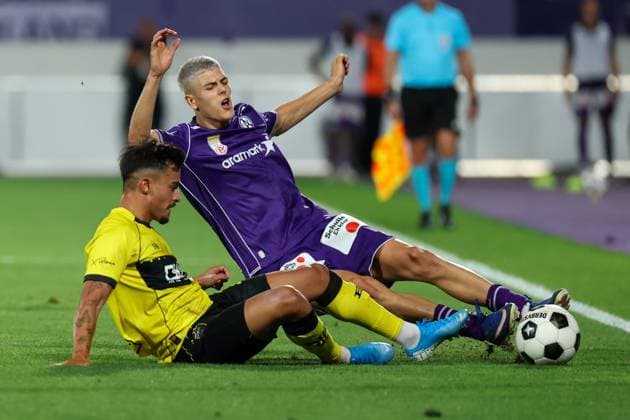 13.August.2026 - SOCCER - 2026 27 UEFA Conference League, Third Qualifying Round, 2nd Leg, FK Austria Wien vs Beitar Jerusalem Roey Elimelech (Beitar Jerusalem) and Vasilije Markovic (Austria Wien) in one-on-one Vienna Franz-Horr-Stadion (Generali-Arena) Vienna Austria Copyright: xYigitxOermex xPsxImagesxYigitxOermex xPsxImagesx