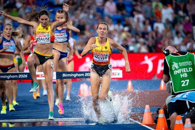 13.08.2026, GBR, Leichtathletik, Europameisterschaft 2026, Abendsession Tag 4, Birmingham Lea Meyer ( Deutschland ), Gesa Felicitas Krause ( Deutschland ) im Wassergraben, 3000 Meter Hindernislauf Damen, Finale Birmingham Alexander Stadium England Großbritannien Copyright: xNordphoto Memmlerx