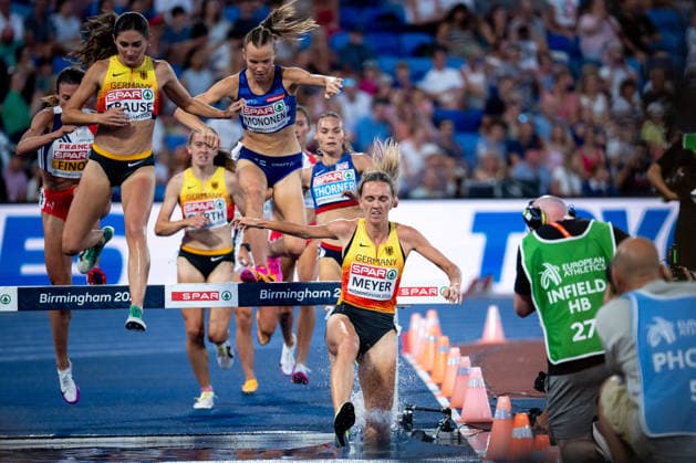 13.08.2026, GBR, Leichtathletik, Europameisterschaft 2026, Abendsession Tag 4, Birmingham Gesa Felicitas Krause ( Deutschland ), Ilona Mononen ( Finnland ), Lea Meyer ( Deutschland ) im Wassergraben, 3000 Meter Hindernislauf Damen, Finale Birmingham Alexander Stadium England Großbritannien Copyright: xNordphoto Memmlerx