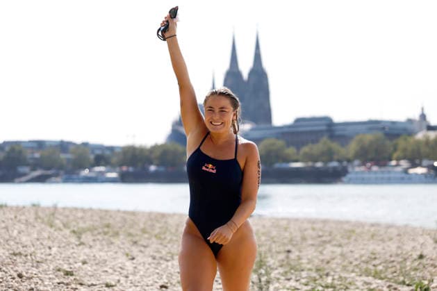 Sport Bilder des Tages Extremschwimmerin Nathalie Pohl bei ihrer Zielankunft nach der vierten Schwimm-Etappe von Bad Honnef nach Köln. Die Sportlerin ist 200 Kilometer durch den Rhein geschwommen für einen guten Zweck. Mit den Spenden sollen Kinder dabei unterstützt werden, das Schwimmen zu lernen. Köln, 14.08.2026 NRW Deutschland Copyright: xChristophxHardtx