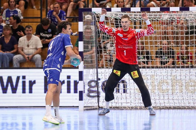 14.08.2026, xgox, Handball - Wartburg Cup TBV Lemgo-Lippe - SC Magdeburg emspor, v.l. Dominik Kuzmanovic (Magdeburg, 1) beim Siebenmeter gegen Samuel Zehnder (Lemgo, 4) Eisenach