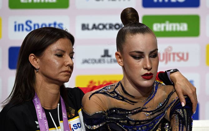 14.08.2026, xhbx, Rhythmische Sportgymnastik Weltmeisterschaft 2026, v.l. Trainer Julija Raskina, Darja Varfolomeev (Deutschland) enttäuscht, enttäuscht schauend, dissapointed (DFL DFB REGULATIONS PROHIBIT ANY USE OF PHOTOGRAPHS as IMAGE SEQUENCES and or QUASI-VIDEO) Frankfurt am Main
