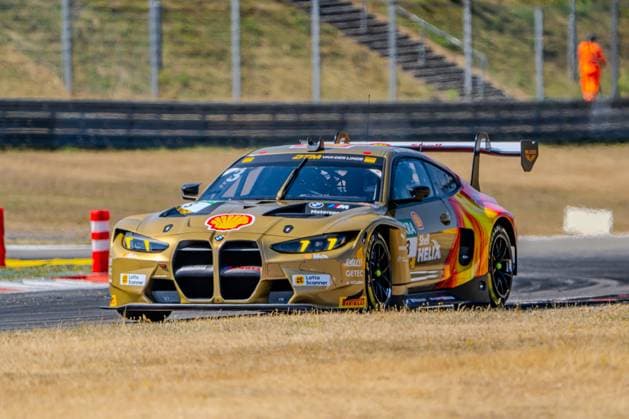 Sport Bilder des Tages Der BMW M4 GT3 3 von Schubert Motorsport mit Kelvin van der Linde am Steuer durchfährt eine Kurve am Nürburgring. Das Fahrzeug trägt eine goldene Shell-Helix-Sonderlackierung mit farbigen Akzenten in Rot, Orange und Grün. BMW M4 GT3 3 von Kelvin van der Linde (Schubert Motorsport) am Nürburgring Copyright: xMichaelxSchäferx