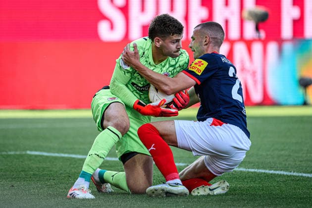 Sport Bilder des Tages Fußball I Herren I Saison 2026-2027 I 2. Bundesliga I 2. Spieltag I Holstein Kiel - FC St. Pauli I 14.08.2026 Ben Voll (1, FC St. Pauli), David Zec (26, Holstein Kiel) Kiel Holstein-Stadion Schleswig-Holstein Deutschland Copyright: xLobecax xHenningxRohlfsx