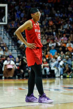 UNCASVILLE, CT - AUGUST 13: Allisha Gray 15 of the Atlanta Dream during the WNBA, Basketball Damen, USA game between Atlanta Dream and Connecticut Sun on August 13, 2026, at Mohegan Sun Arena in Uncasville, CT. (Photo by M. Anthony Nesmith Icon Sportswire) WNBA: AUG 13 Atlanta Dream at Connecticut Sun EDITORIAL USE ONLY Icon26081371