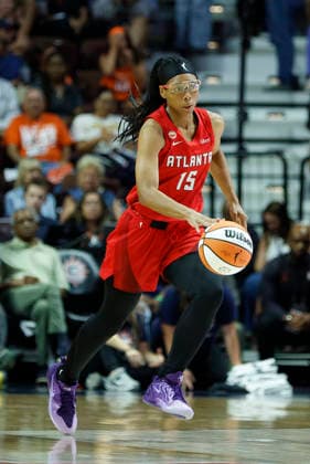 UNCASVILLE, CT - AUGUST 13: Allisha Gray 15 of the Atlanta Dream fast breaks during the WNBA, Basketball Damen, USA game between Atlanta Dream and Connecticut Sun on August 13, 2026, at Mohegan Sun Arena in Uncasville, CT. (Photo by M. Anthony Nesmith Icon Sportswire) WNBA: AUG 13 Atlanta Dream at Connecticut Sun EDITORIAL USE ONLY Icon26081379