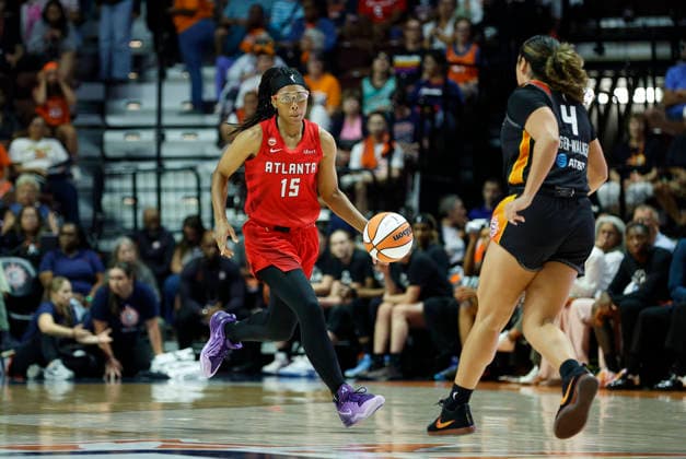 UNCASVILLE, CT - AUGUST 13: Allisha Gray 15 of the Atlanta Dream and Charlisse Leger-Walker 4 of the Connecticut Sun in action during the WNBA, Basketball Damen, USA game between Atlanta Dream and Connecticut Sun on August 13, 2026, at Mohegan Sun Arena in Uncasville, CT. (Photo by M. Anthony Nesmith Icon Sportswire) WNBA: AUG 13 Atlanta Dream at Connecticut Sun EDITORIAL USE ONLY Icon26081380