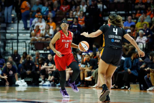 UNCASVILLE, CT - AUGUST 13: Allisha Gray 15 of the Atlanta Dream and Charlisse Leger-Walker 4 of the Connecticut Sun in action during the WNBA, Basketball Damen, USA game between Atlanta Dream and Connecticut Sun on August 13, 2026, at Mohegan Sun Arena in Uncasville, CT. (Photo by M. Anthony Nesmith Icon Sportswire) WNBA: AUG 13 Atlanta Dream at Connecticut Sun EDITORIAL USE ONLY Icon26081381