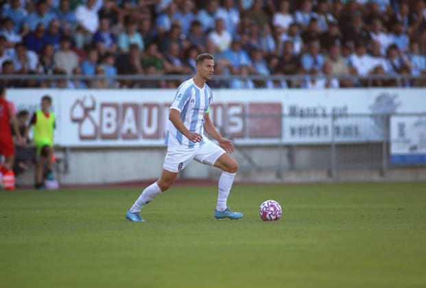Fussball, Herren, Regionalliga Bayern, Saison 2026 2027, FC Memmingen - TSV 1860 München , e-con Arena Park im Memminger Stadion Dennis Dressel (TSV 1860 München) mit Ball