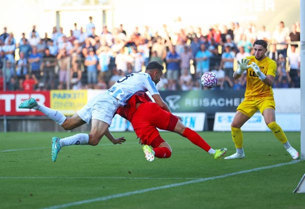 Fussball, Herren, Regionalliga Bayern, Saison 2026 2027, FC Memmingen - TSV 1860 München , e-con Arena Park im Memminger Stadion Raphael Wach (TSV 1860 München) mit einer guten Torchance in der ersten Hälfte