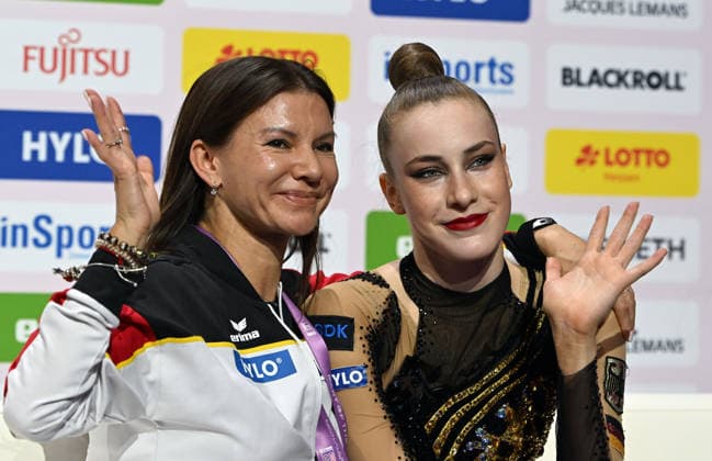 14.08.2026, xhbx, Rhythmische Sportgymnastik Weltmeisterschaft 2026, v.l. Trainer Julija Raskina, Darja Varfolomeev (Deutschland) Keulen (DFL DFB REGULATIONS PROHIBIT ANY USE OF PHOTOGRAPHS as IMAGE SEQUENCES and or QUASI-VIDEO) Frankfurt am Main