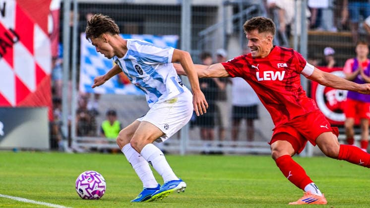 14.08.2026, GER, Fußball, Herren, RL Bayern, FC Memmingen vs TSV 1860 München Emre Erdogan (München, 19), Lukas Rietzler (Memmingen, 29) Memmingen e-con ArenaPark Bayern Deutschland Copyright: xNordphotox xHafnerx