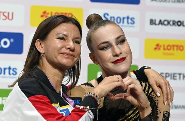 Sport Bilder des Tages 14.08.2026, xhbx, Rhythmische Sportgymnastik Weltmeisterschaft 2026, v.l. Trainer Julija Raskina, Darja Varfolomeev (Deutschland) Keulen (DFL DFB REGULATIONS PROHIBIT ANY USE OF PHOTOGRAPHS as IMAGE SEQUENCES and or QUASI-VIDEO) Frankfurt am Main