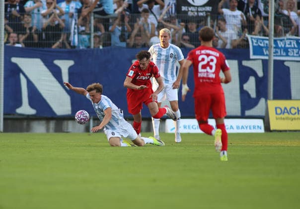 Fussball, Herren, Regionalliga Bayern, Saison 2026 2027, FC Memmingen - TSV 1860 München , e-con Arena Park im Memminger Stadion Julian Bell (TSV 1860 München) (li.) wird in einem Zweikampf gefoult