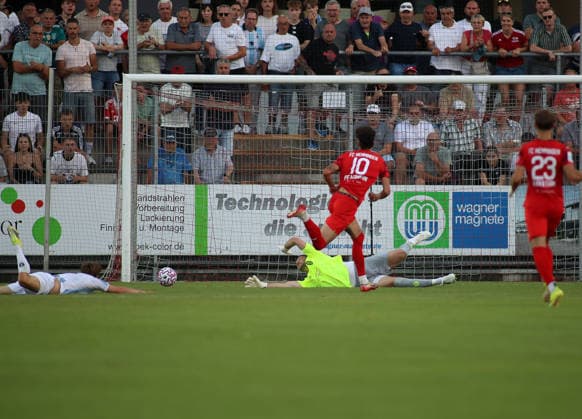 Fussball, Herren, Regionalliga Bayern, Saison 2026 2027, FC Memmingen - TSV 1860 München , e-con Arena Park im Memminger Stadion Luis Pfaumann (FC Memmingen) mit riesen Chance, hier mit Vitus Eicher (TSV 1860 München) am Boden streckend