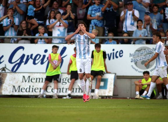 Fussball, Herren, Regionalliga Bayern, Saison 2026 2027, FC Memmingen - TSV 1860 München , e-con Arena Park im Memminger Stadion 0:2 durch Lance Fiedler (TSV 1860 München) Tor, Jubel, Freude, Küsschen