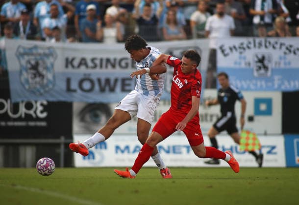 Fussball, Herren, Regionalliga Bayern, Saison 2026 2027, FC Memmingen - TSV 1860 München , e-con Arena Park im Memminger Stadion Arian Ortivero Calderon (TSV 1860 München) (li.) im Zweikampf, Torschuss